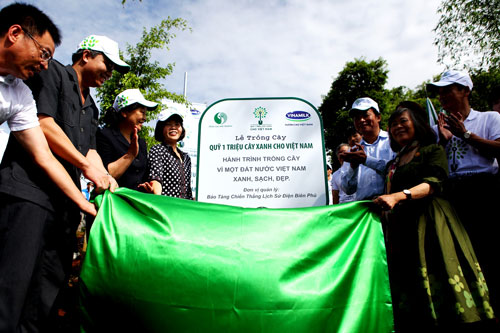 Các đại biểu cùng thực hiện nghi thức kéo vải phủ bảng lưu niệm của chương trình Quỹ 1 triệu cây xanh cho Việt Nam trong Lễ trồng cây tại Điện Biên - Ảnh: Xuân Phú